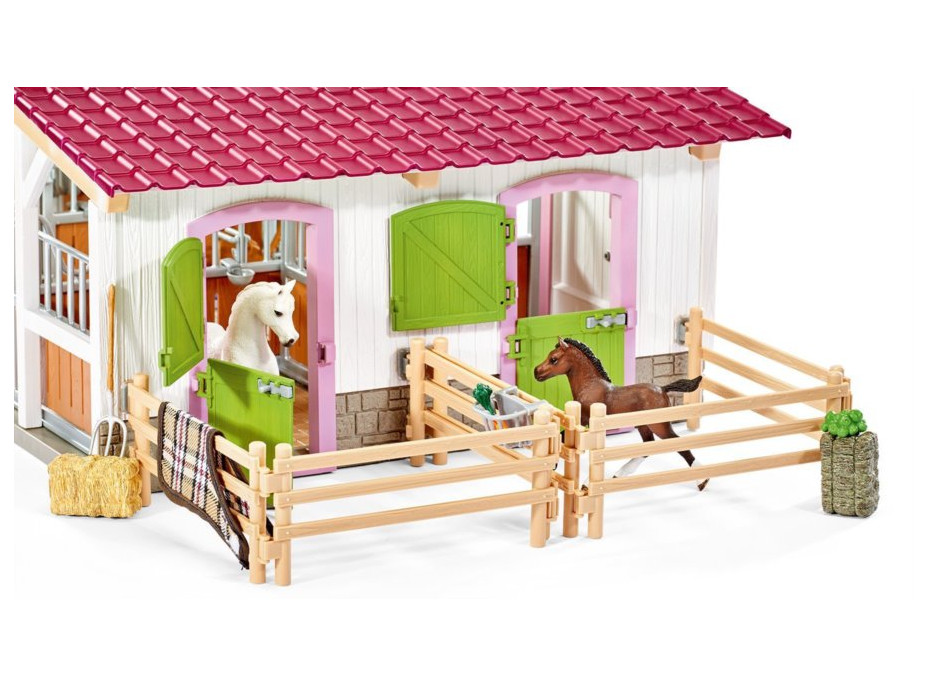 Stajňa s koňmi a príslušenstvom v pastelových farbách