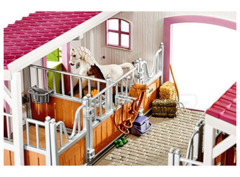 Stajňa s koňmi a príslušenstvom v pastelových farbách