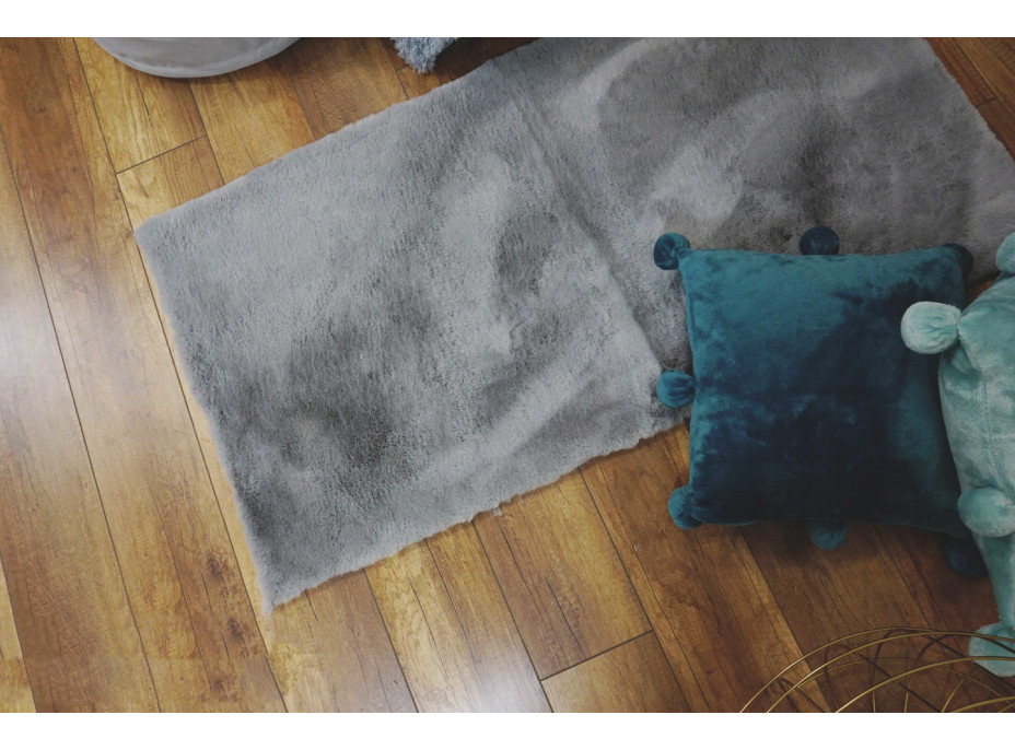 Kusový koberec CHRISTIANIA - svetlo šedý - imitácia králičie kožušiny