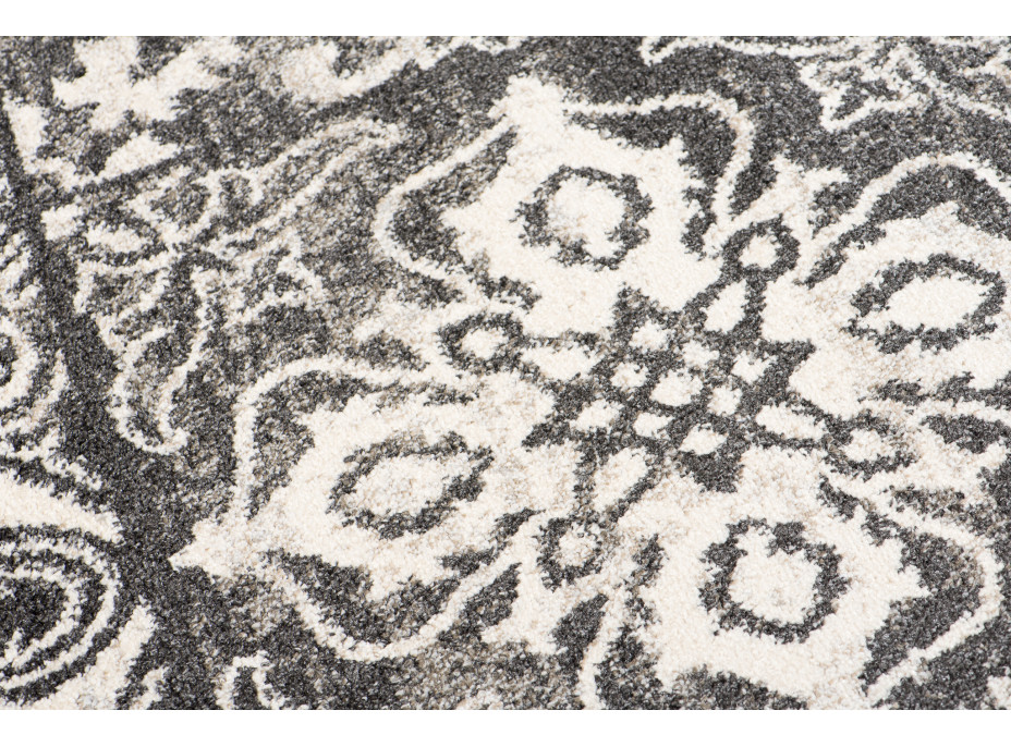 Kusový koberec ETHNIC čierny - typ A