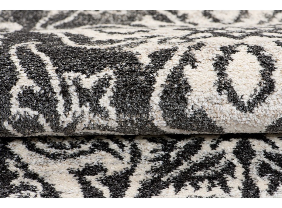 Kusový koberec ETHNIC čierny - typ A