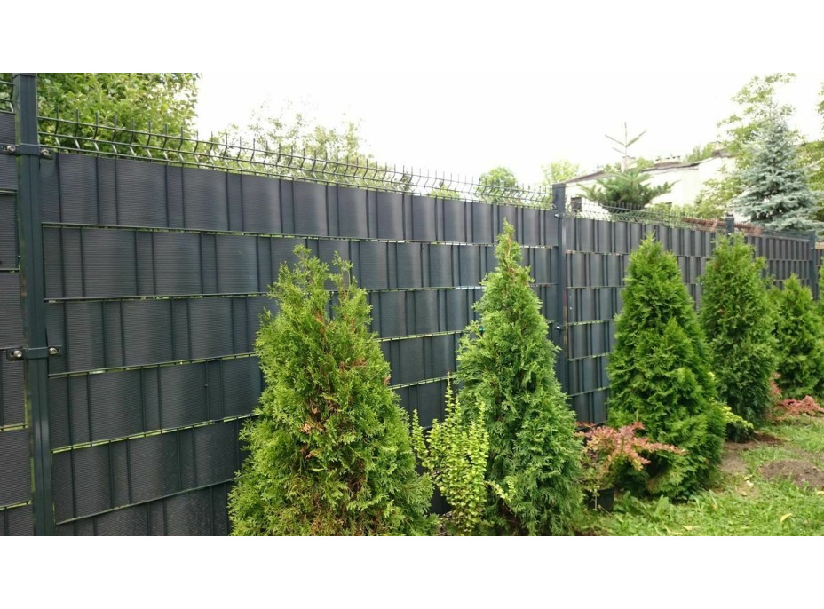 Clona na drôtený plot PVC - 19x2600 cm - svetlo šedá