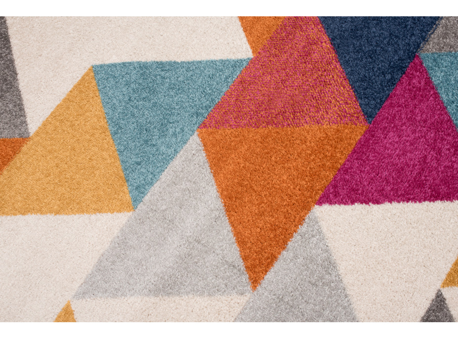 Kusový koberec AZUR trojúhelníky typ D - šedý/bílý/červený/modrý