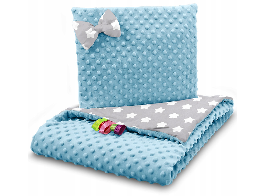 Detská deka do kočíka s vankúšikom a motýlikom - PREMIUM set 3v1 - Veľké biele hviezdičky s modrou Minky