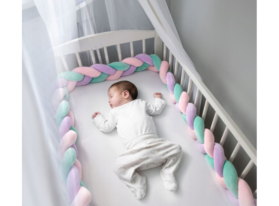 Chránič na detskú posteľ pletený do vrkoča RICO 300 cm - mätovo-ružovo-fialový