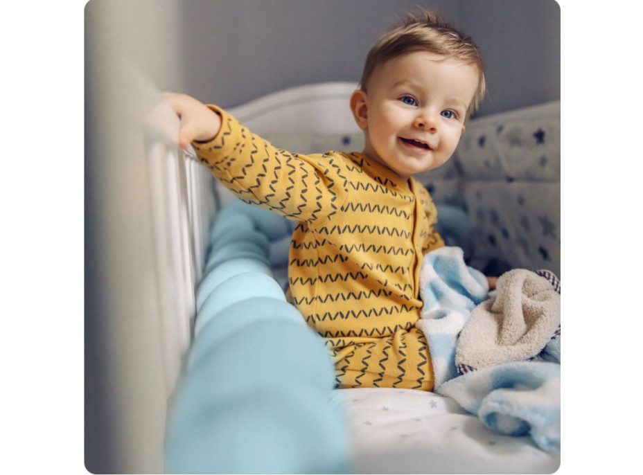 Chránič na detskú posteľ pletený do vrkoča RICO 300 cm - modrý