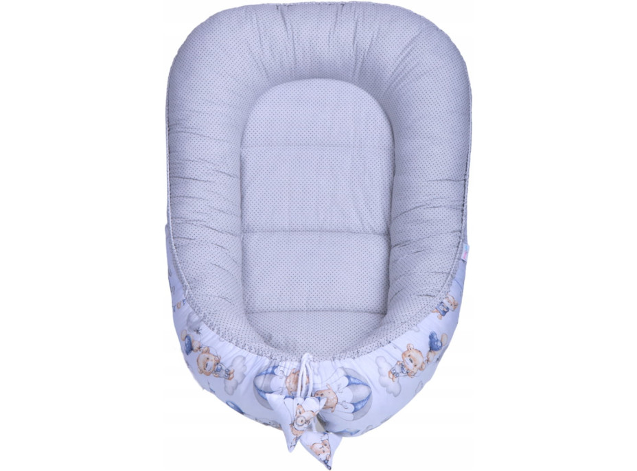 Obojstranné hniezdočko (kokon) pre bábätko - PREMIUM set 7v1 - Prechádzka v oblakoch s tmavomodrou minky