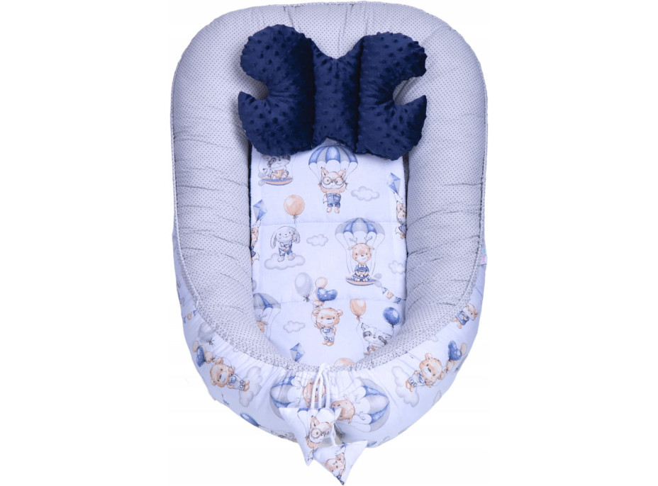 Obojstranné hniezdočko (kokon) pre bábätko - PREMIUM set 7v1 - Prechádzka v oblakoch s tmavomodrou minky