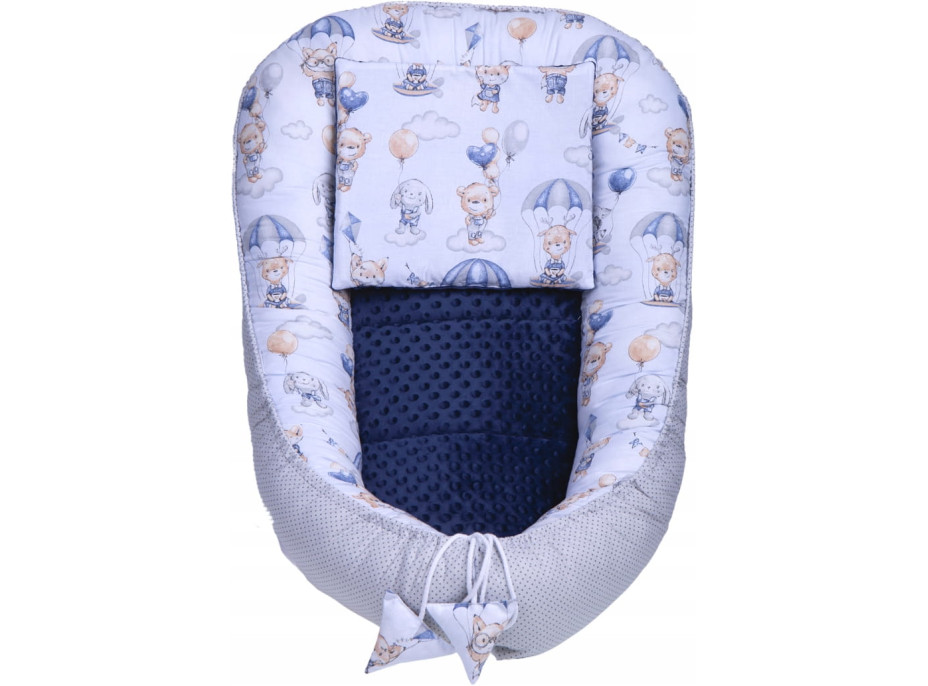 Obojstranné hniezdočko (kokon) pre bábätko - PREMIUM set 7v1 - Prechádzka v oblakoch s tmavomodrou minky