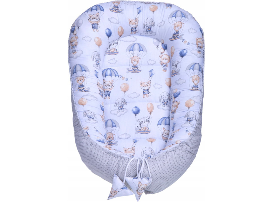 Obojstranné hniezdočko (kokon) pre bábätko - PREMIUM set 7v1 - Prechádzka v oblakoch s tmavomodrou minky