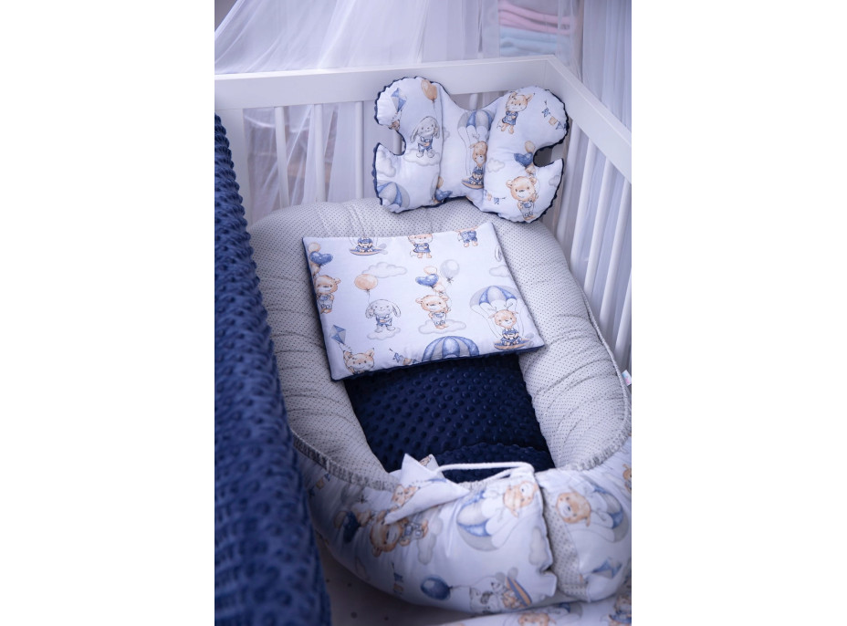 Obojstranné hniezdočko (kokon) pre bábätko - PREMIUM set 7v1 - Prechádzka v oblakoch s tmavomodrou minky