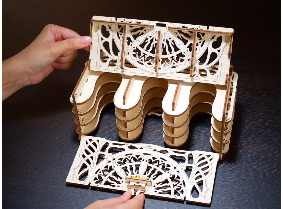 UGEARS 3D puzzle Kartový stojan 77 dielikov